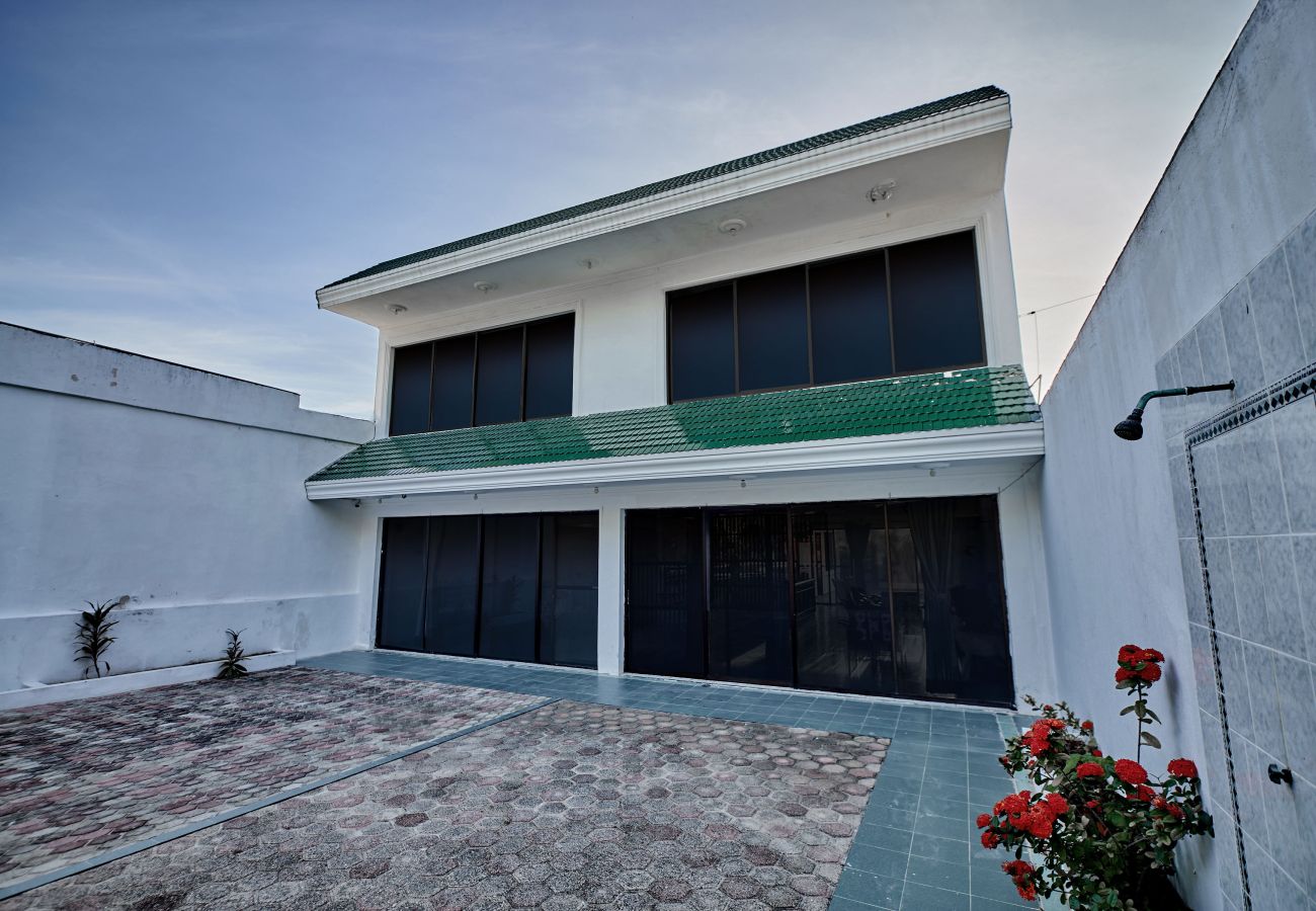 Villa in Progreso - Ocean Retreat